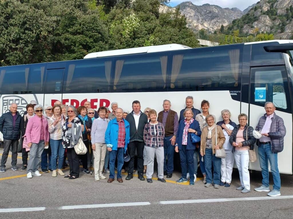Die zufriedenen Fahrgäste genießen die komfortable Bustagesfahrt.
